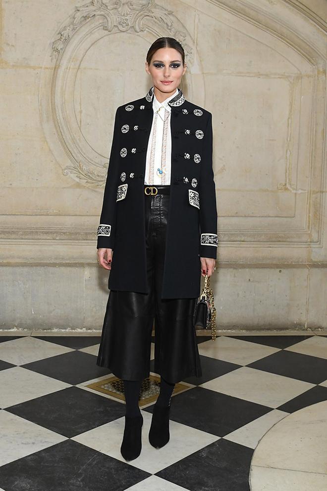 Olivia Palermo en el desfile de Alta Costura de Dior con chaqueta militar