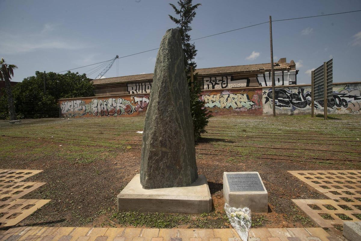 Monolito en memoria de Loli Paul Sesé.