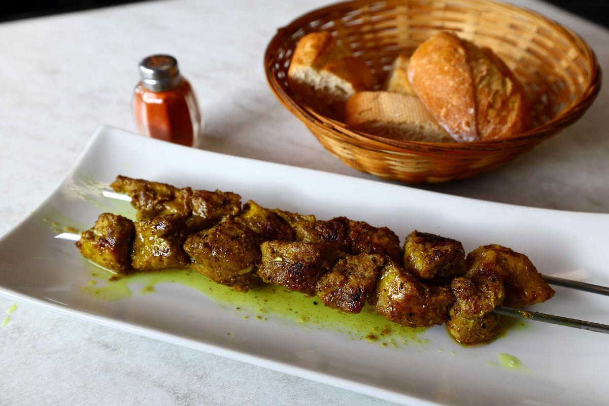 Bar Marrakech, rincón gastronómico del barrio Casablanca (Zaragoza) famoso por sus pinchos morunos