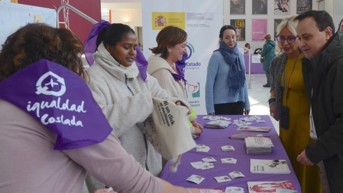 Voluntarias venden productos en el Mercadillo Solidario de Coslada.