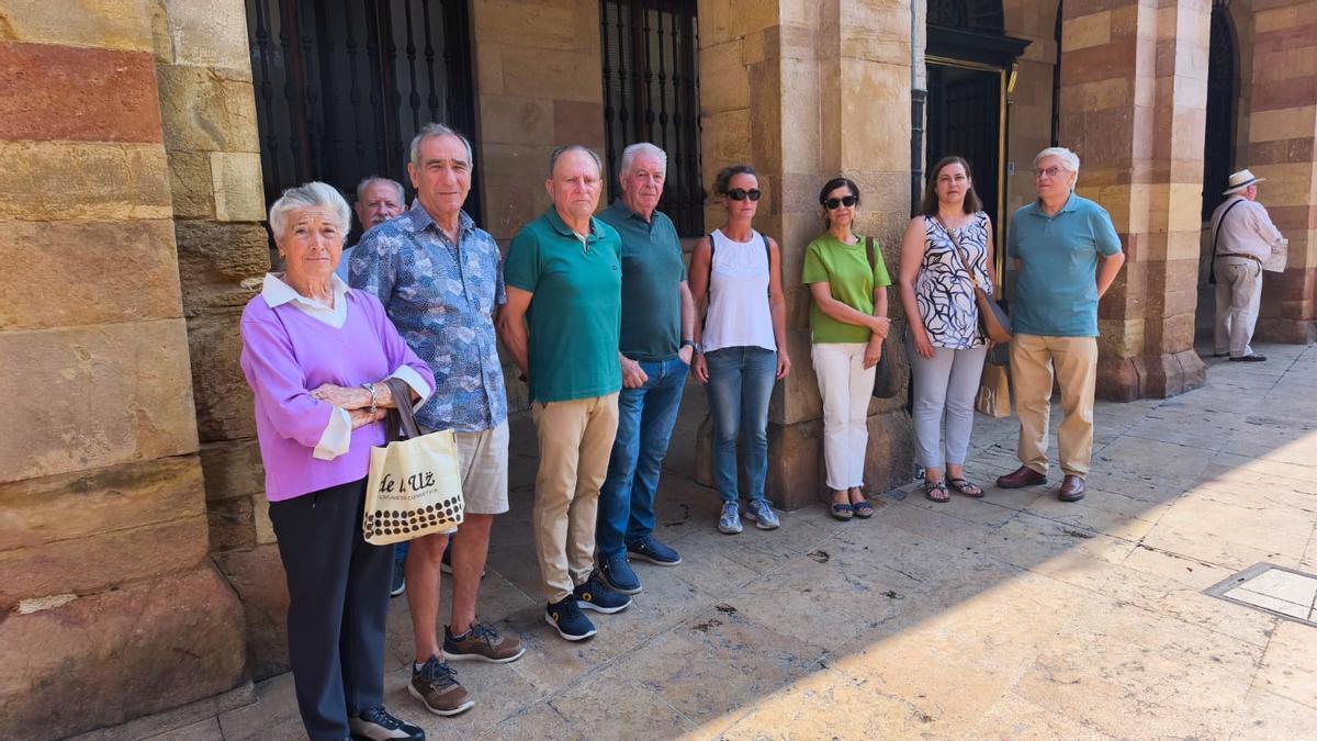 Representantes vecinales en contra del parque de baterías en San Esteban de las Cruces, este martes, en el Ayuntamiento de Oviedo.