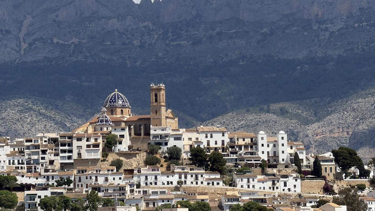 Altea recupera su silueta con la reconstruccion de la Casa de las Dos Torres (a la derecha)
