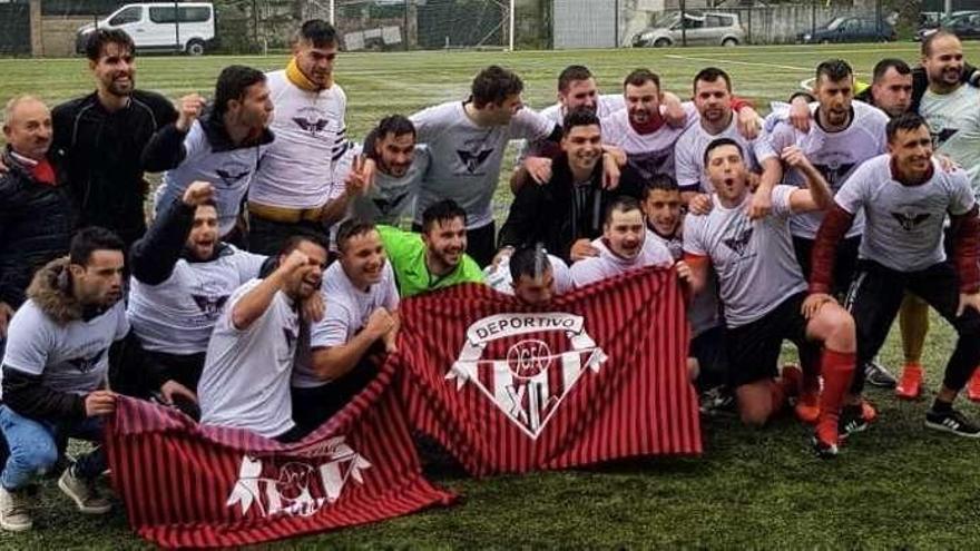 La plantilla celebrando el ascenso sobre el césped de O Pombal en Cambados. // I. Abella