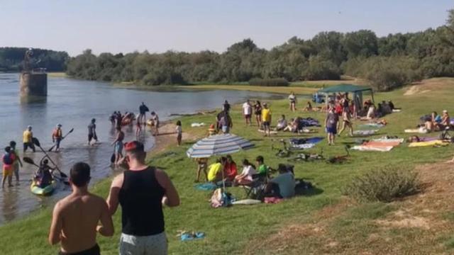 Piraguada con Ebronautas en la playa del río.