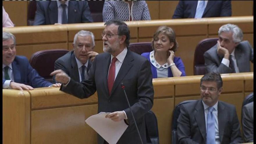 Rajoy bromea con un senador del PNV: "Hoy en día me toca hacer amigos"