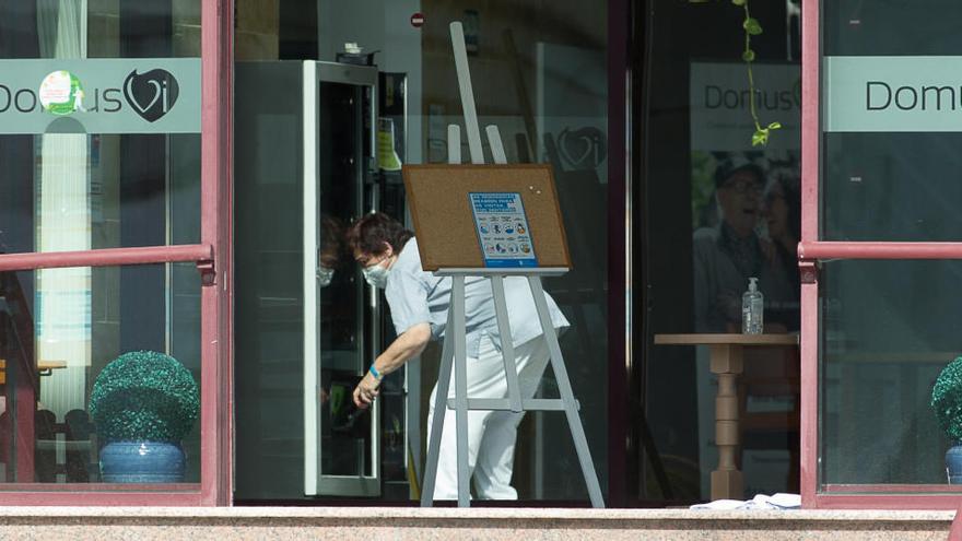 Un trabajador de la residencia de mayores DomusVi de Outeiro de Rei en Lugo.