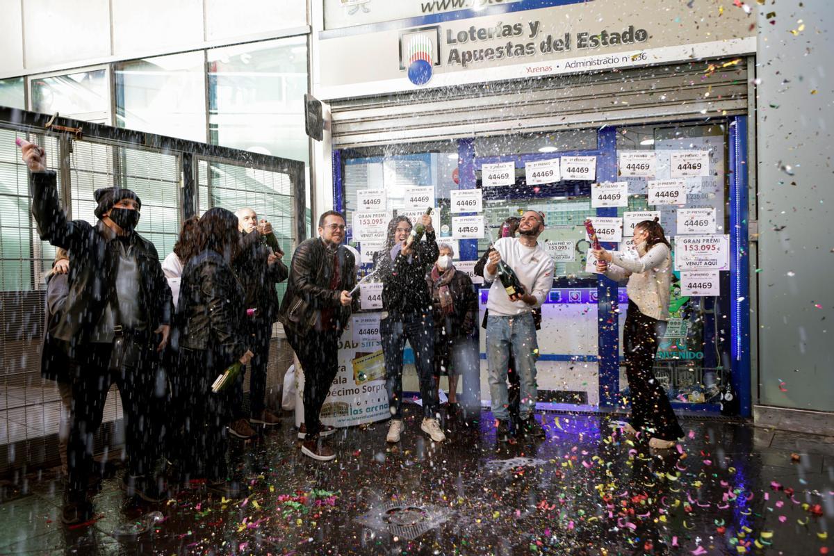 Trabajadores de la administración de loterías 336 de Barcelona, situada en el Centro Comercial de Las Arenas, celebran este jueves tras vender décimos del 44.469, agraciado con el segundo premio del sorteo extraordinario de la lotería del Niño.