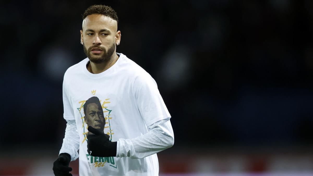 Neymar con la camiseta del homenaje a Pelé