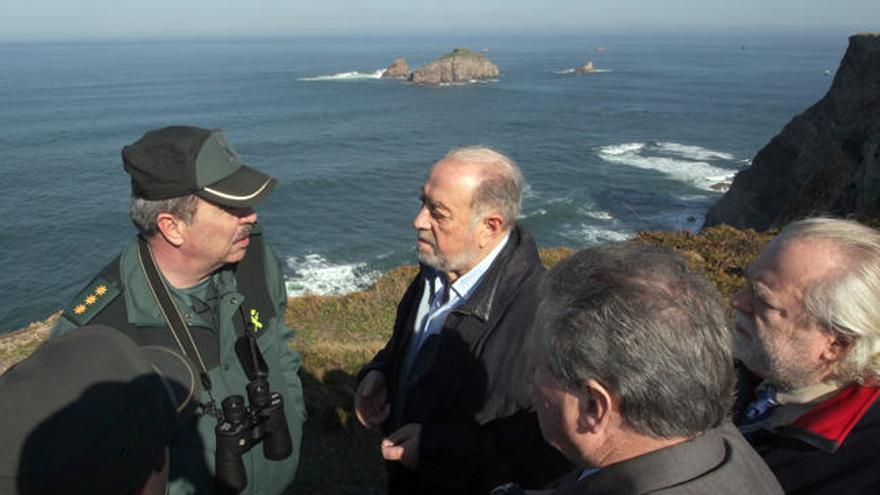 El delegado del Gobierno en Asturias, Gabino de Lorenzo (c), conversa con un agente de la Guardia Civil, durante la búsqueda // J.L.Cereijido