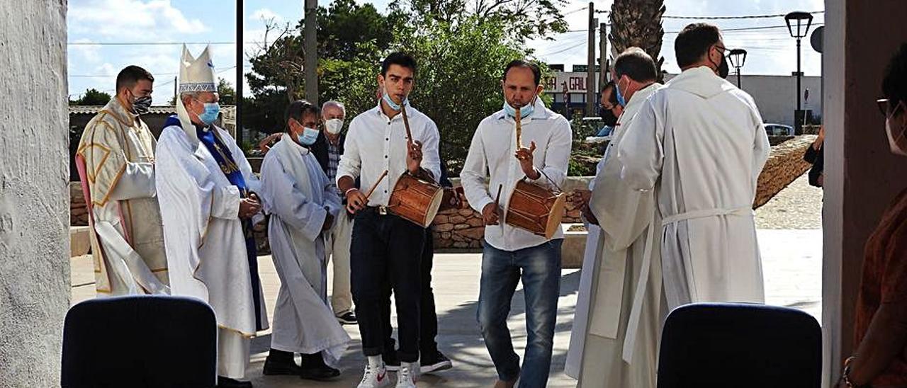 Entrada a la misa del Pilar, en la Mola, del pasado año. | C.C.