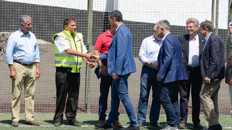 Pedro Sánchez, rodeado por las autoridades canarias, durante su visita ayer a las zonas calcinadas en Gran Canaria.