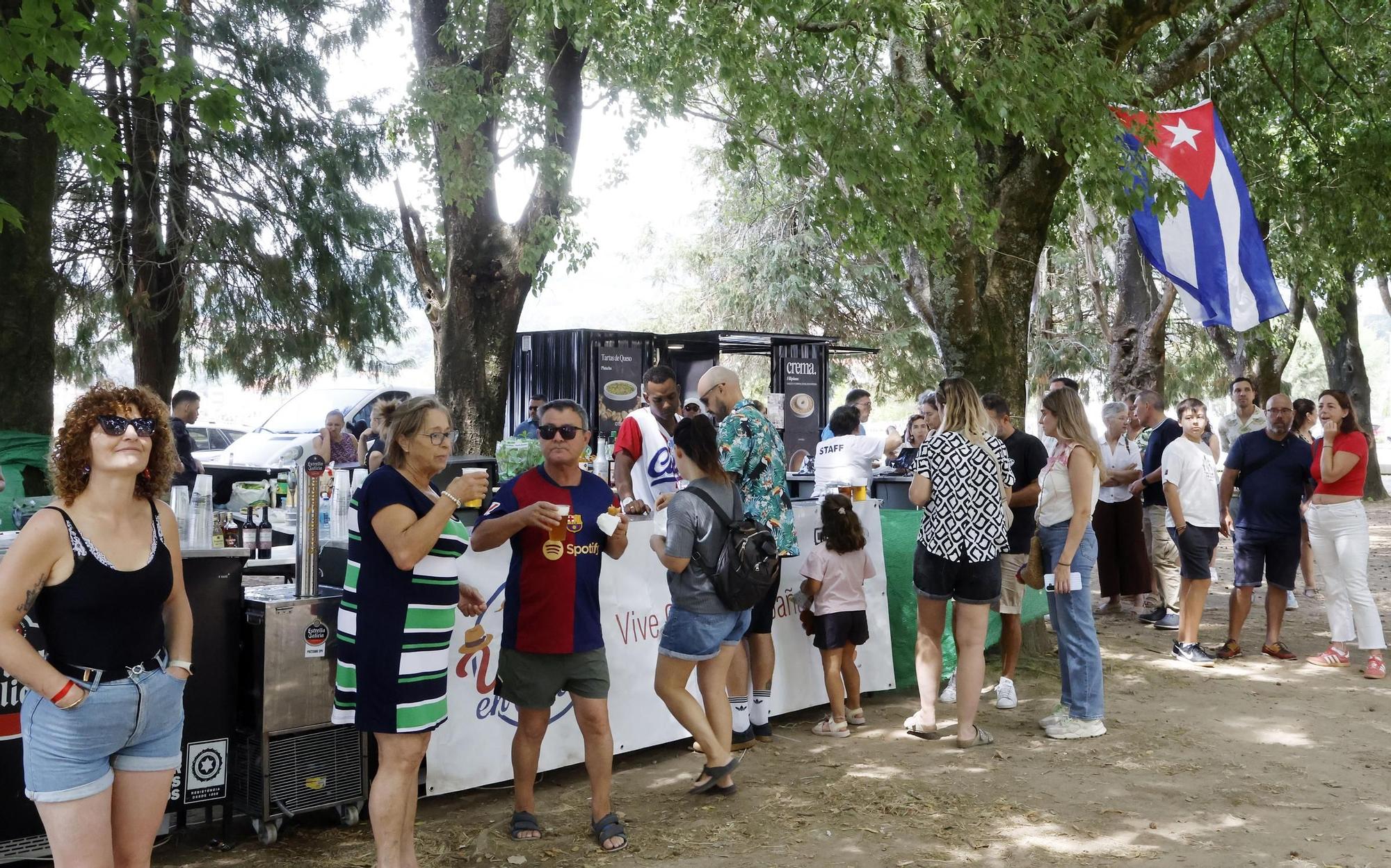 Bebida, al mediodía, en la fiesta cubana en la arboleda