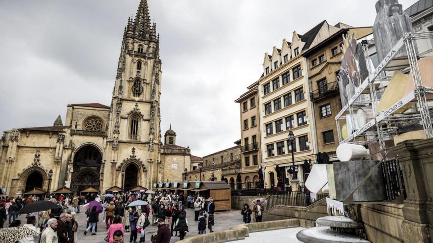 La fuente de la plaza de la Catedral teñida de blanco, el año pasado, durante la celebración de la Ascensión.
