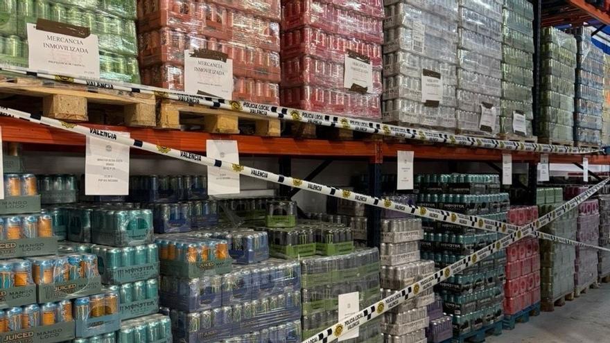 Decomidadas 73.000 latas de refrescos y 3.000 chocolatinas sin la correspondiente etiqueta