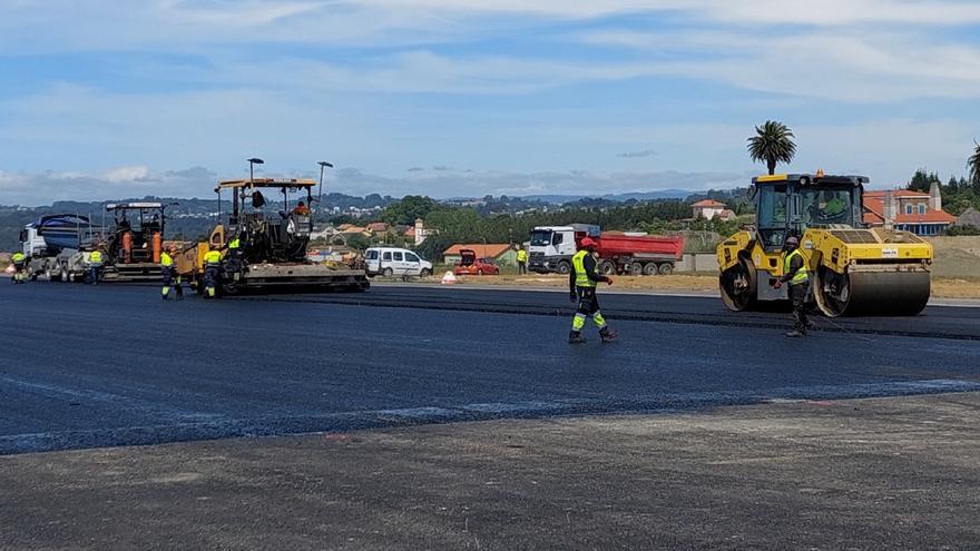 Trabajos en el pavimento de la pista de Alvedro.