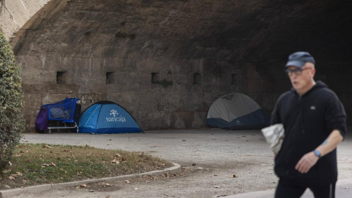 Varias tiendas de campaña bajo uno de los puentes de València.