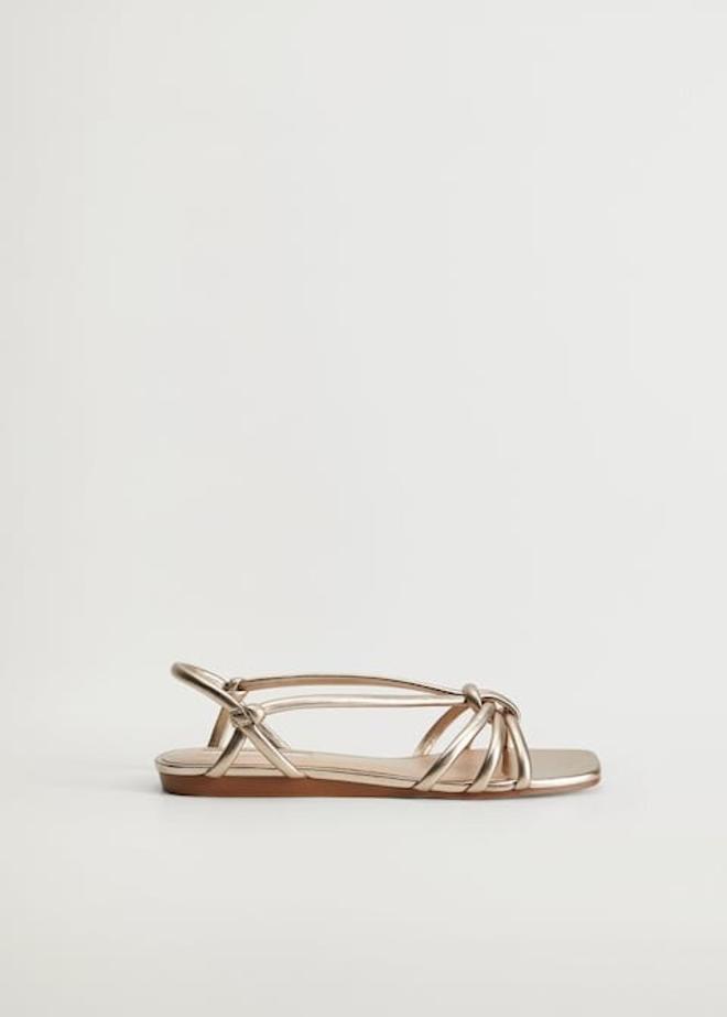 Sandalia de tiras metalizada, de Mango (19,99 euros)