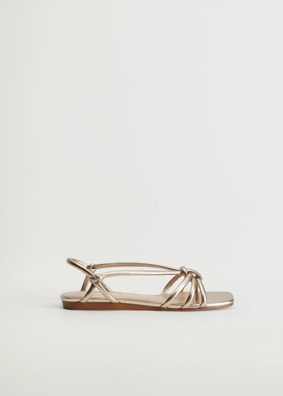 Sandalia de tiras metalizada, de Mango (19,99 euros)
