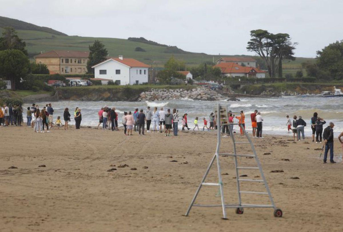 Fracasa la operación para sacar de la playa de Bañugues el velero que encalló el viernes