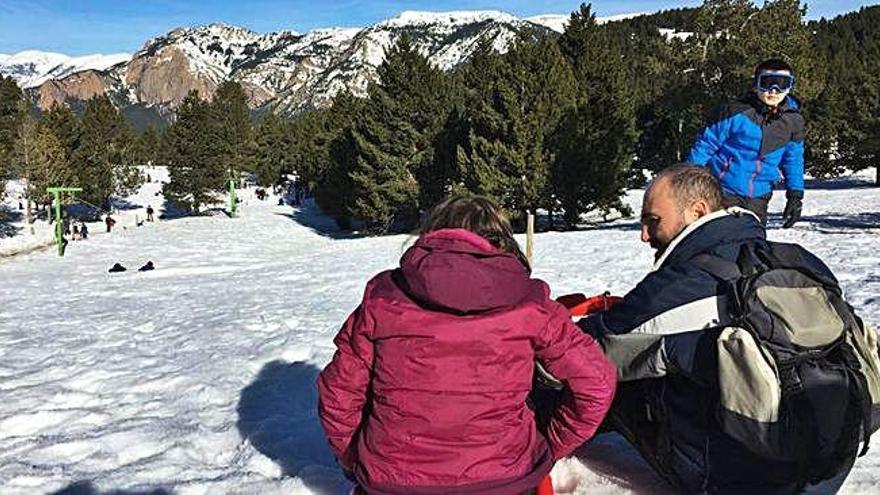 Dos aficionats a la neu ahir amb trineus a les pistes abandonades dels Rasos de Peguera