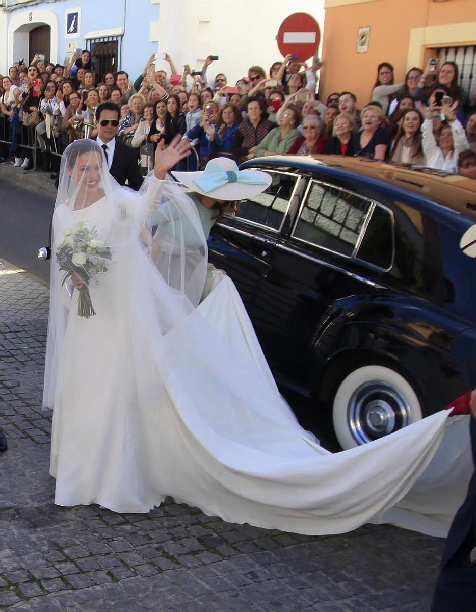 Eva González con vestido de Pronovias Atelier en su boda con Cayetano