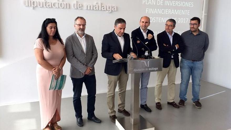 Foto de familia para escenificar el consenso en la Diputación.