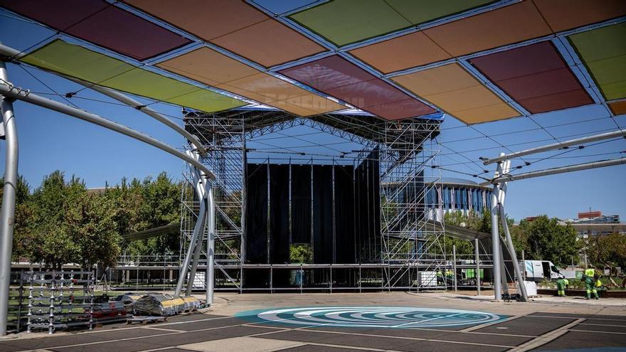 En imágenes | Zaragoza calienta motores con el montaje de los escenarios del Vive Latino