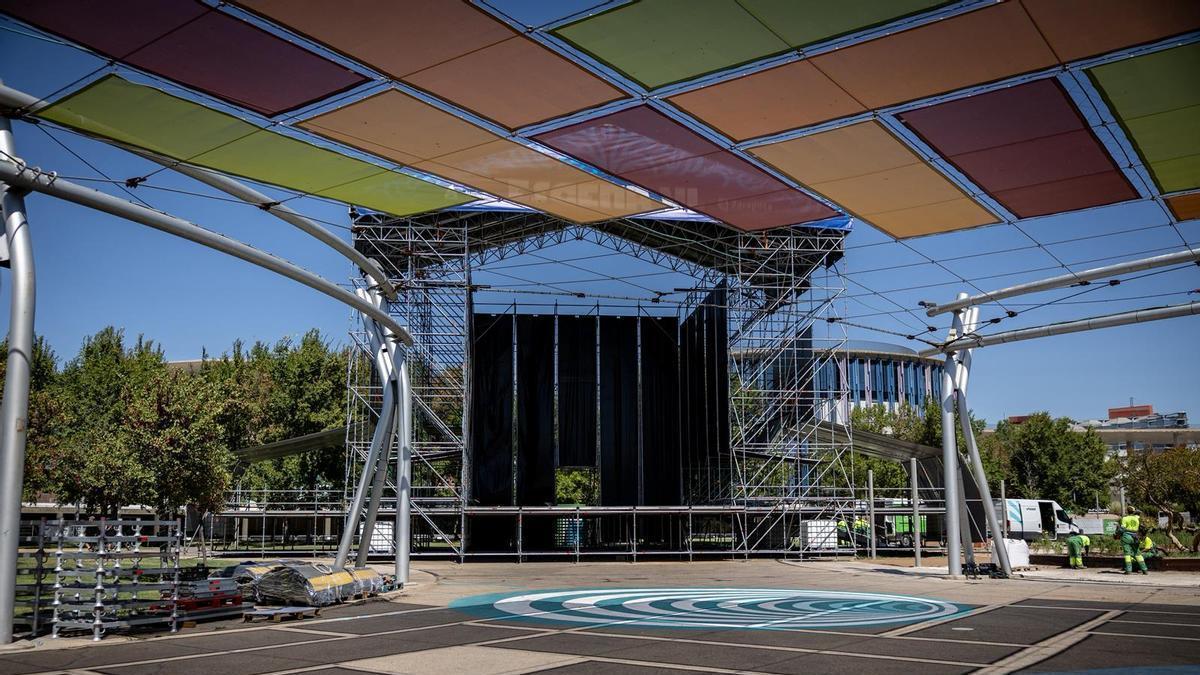 En imágenes | Zaragoza calienta motores con el montaje de los escenarios del Vive Latino