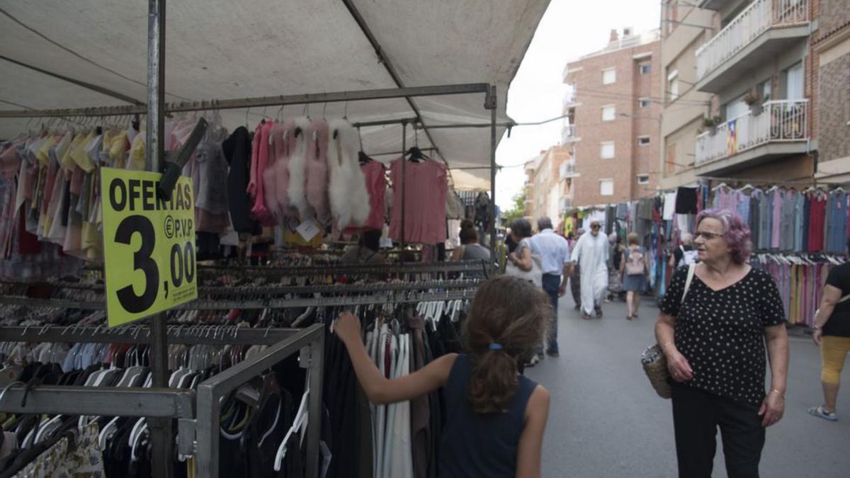Antonia Amate, pagant la compra al mercat de la Sagrada Família | ALEX GUERRERO