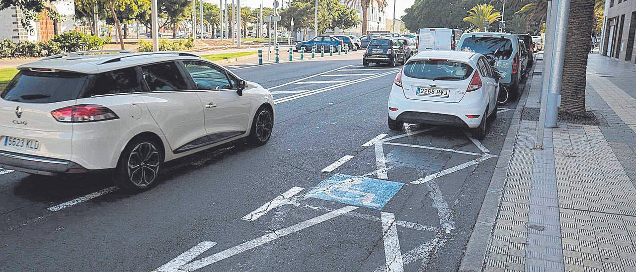 Plaza de aparcamiento para personas con movilidad reducida (PMR), en Santa Cruz.