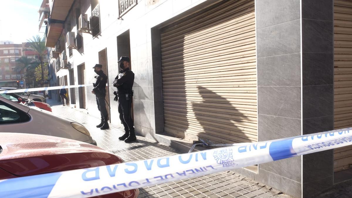 Dos agentes, en el inmueble donde se ha producido el arresto por el asesinato de Elche