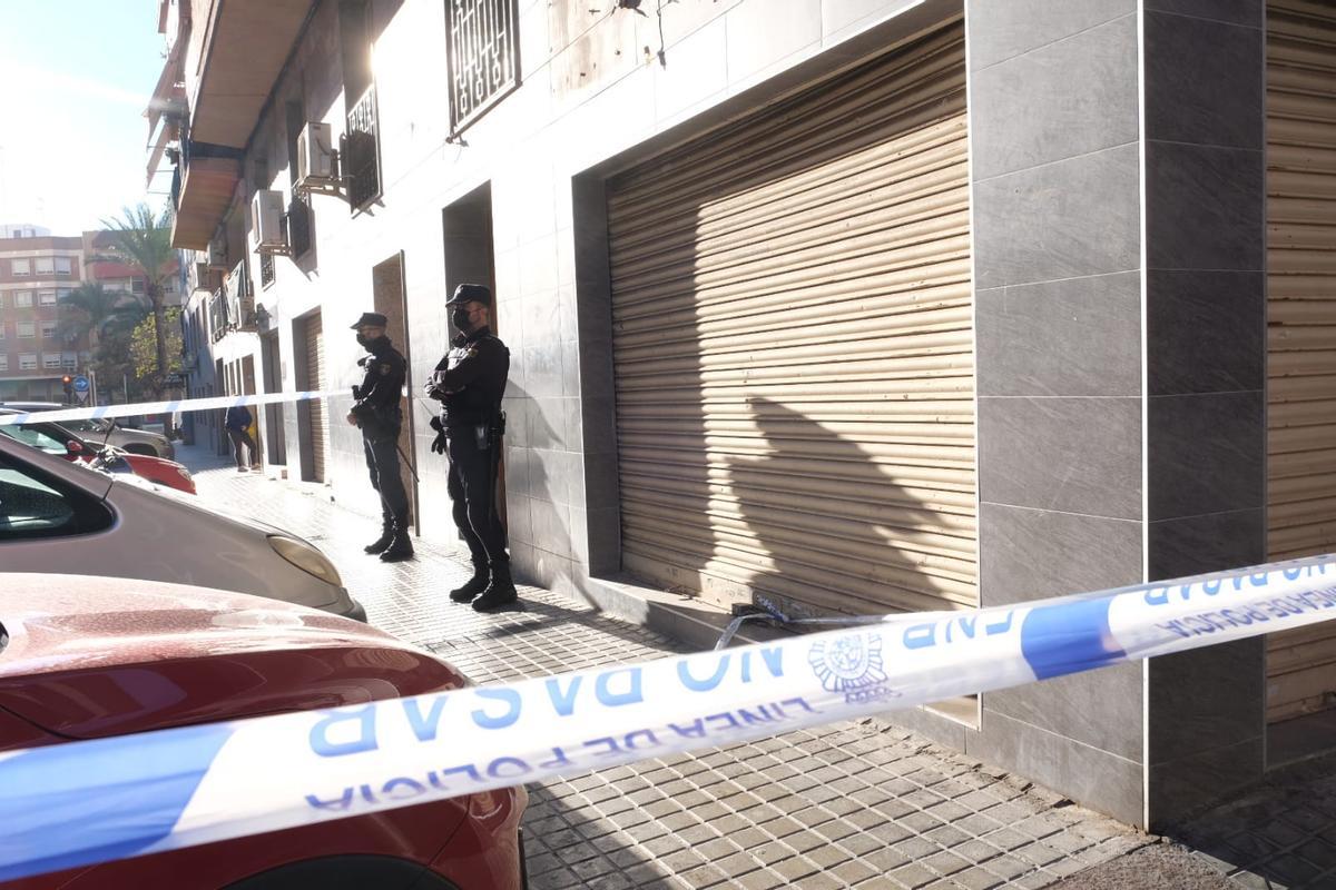 Dos agentes, en el inmueble donde se ha producido el arresto por el asesinato de Elche