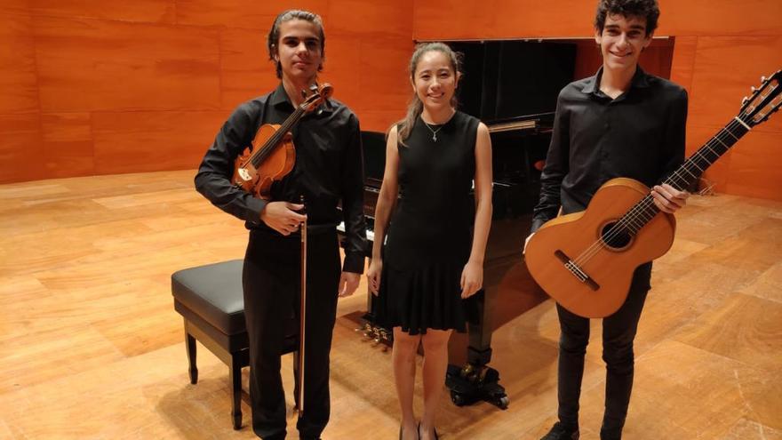 Los alumnos premiados: Albert Oliver Grimalt, Maria del Mar Umbert Kimura y Miquel Antoni Tur Torres.