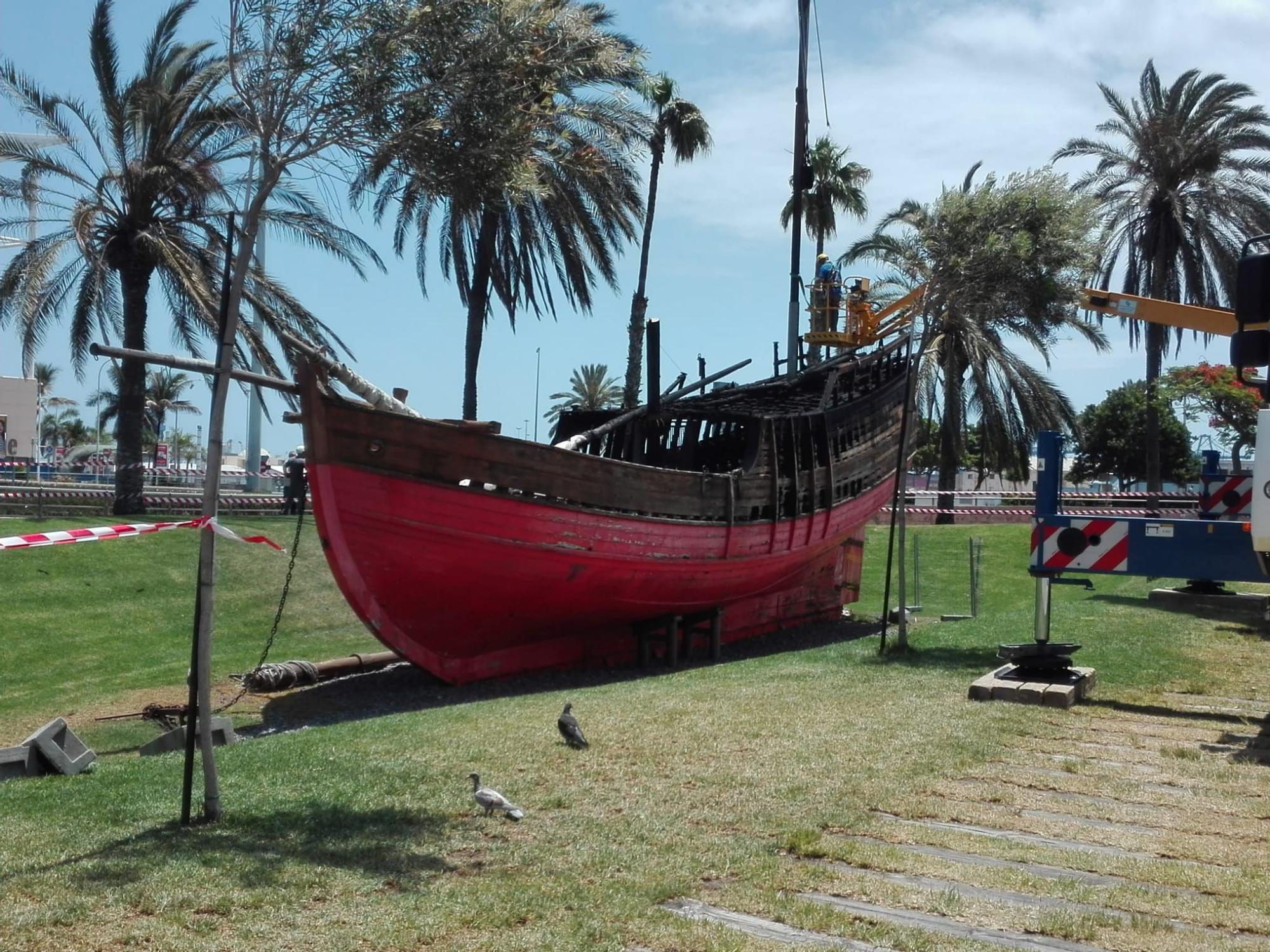 Arde la réplica de 'La Niña' en el Parque de Santa Catalina