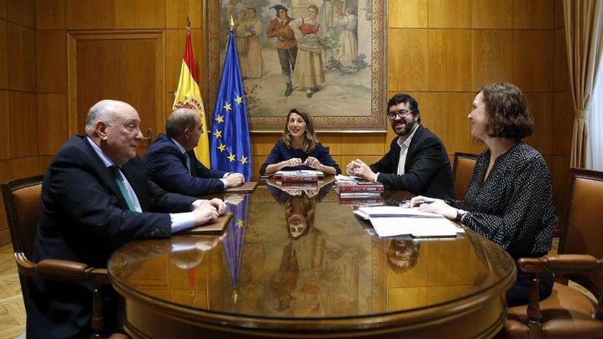 La ministra de Trabajo, Yolanda Díaz, ayer, con representantes de los trabajadores autónomos. // Efe