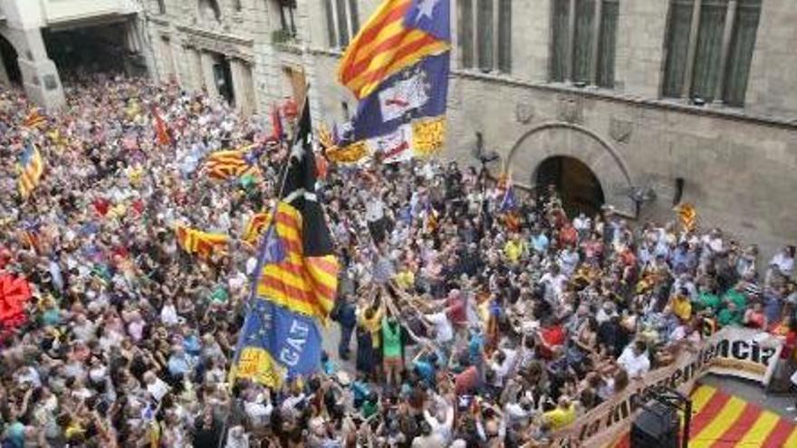 Centenars de lleidatans es van manifestar davant la Paeria contra el pacte entre el PSC i Ciutadans el 14 de juliol del 2015.