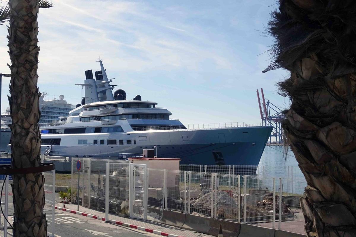 MLG 11-11-2025.-El super yate de lujo Dragon Fly, atracado en el puerto de la ciudad.