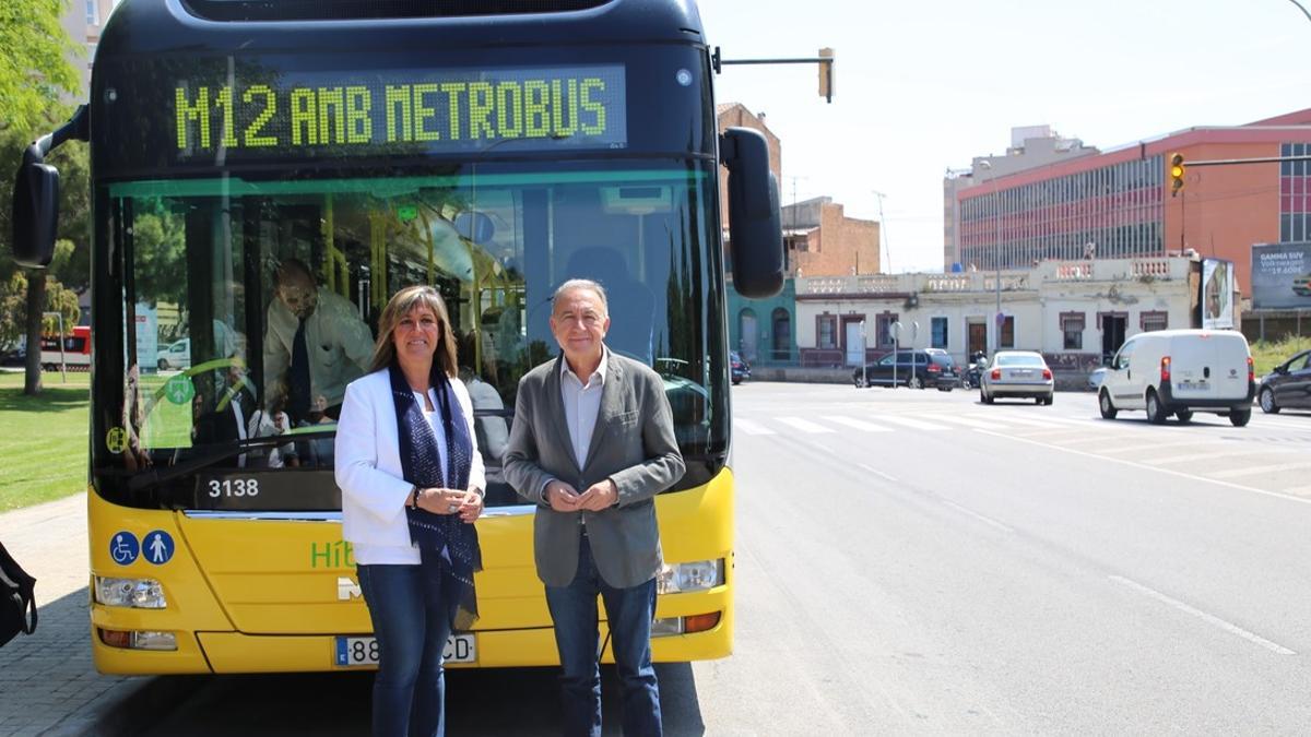 Antoni Poveda (AMB) y Núria Marín, alcaldesa de L'Hospitalet, durante la inauguración de la línea M12