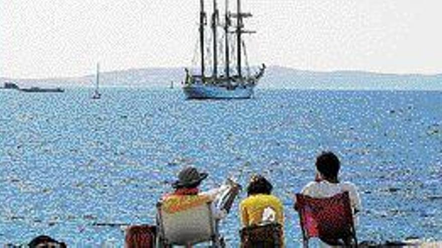 El buque &quot;Elcano&quot;, fondeado ayer frente a las playas de Bueu.  / g. núñez