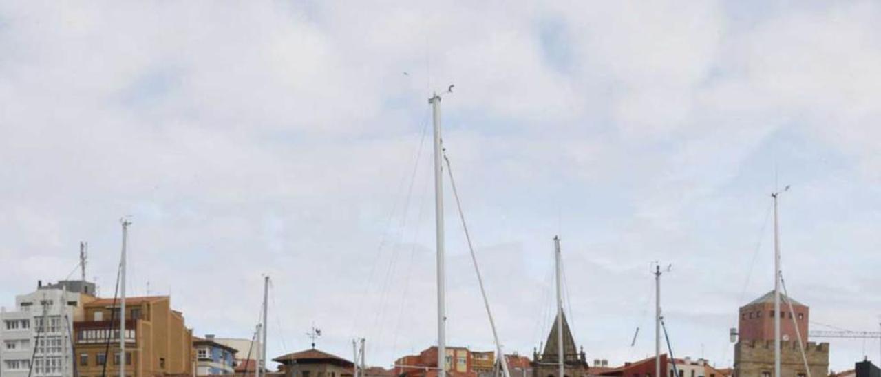César Cabo, en el puerto deportivo de Gijón.