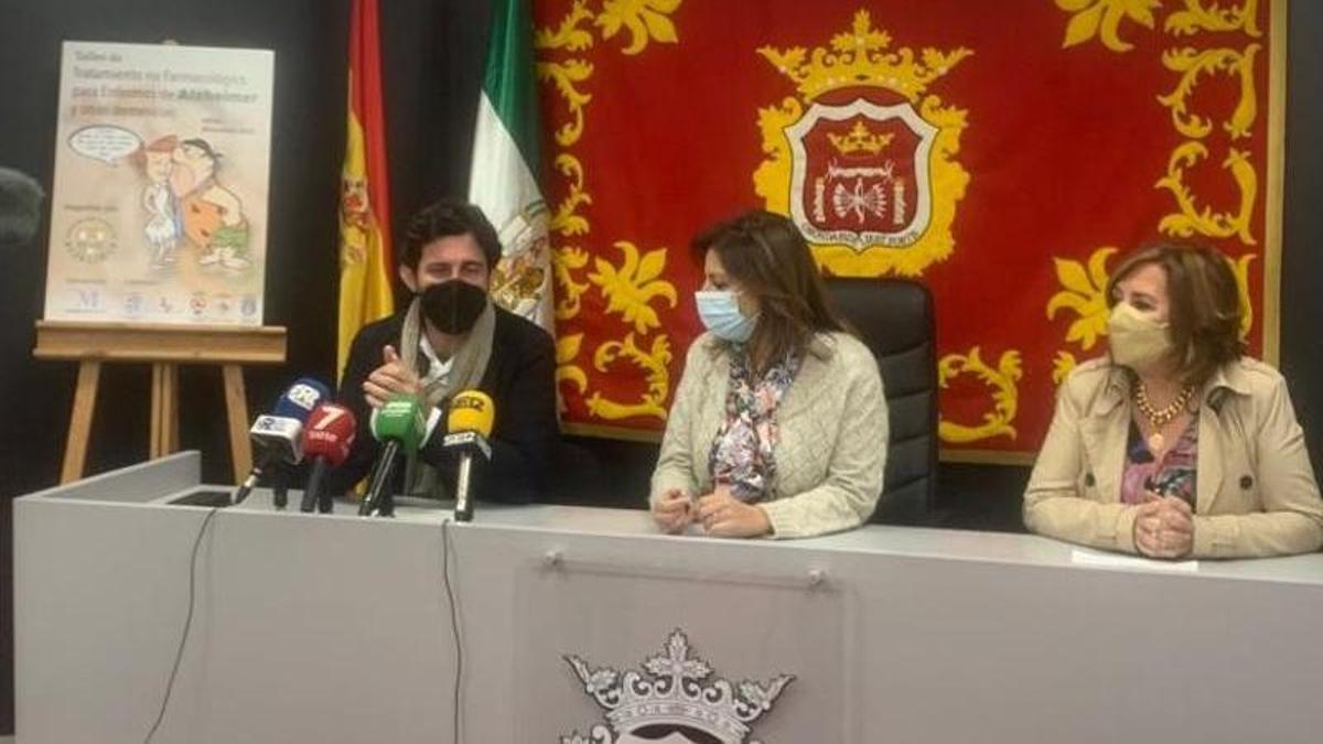 El diputado provincial Francisco José Martín, junto con la alcaldesa del Ayuntamiento de Ronda, María Paz Fernández, y la presidenta de Aroal, Francisca González Escalante.