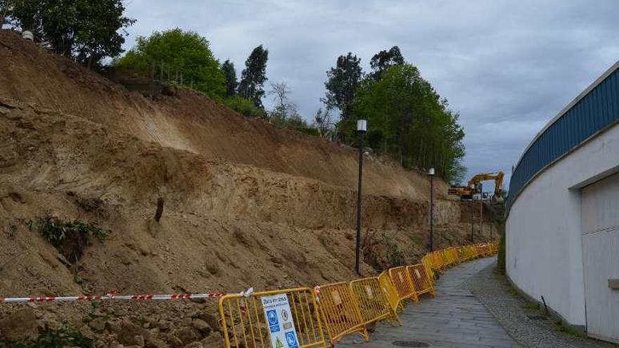 Las obras del muro de contención en A Rúa ya han comenzado. // FdV