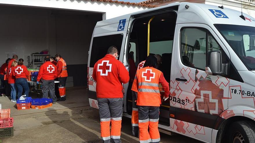 Más de 200 voluntarios de Cruz Roja entregan alimentos a personas con necesidades