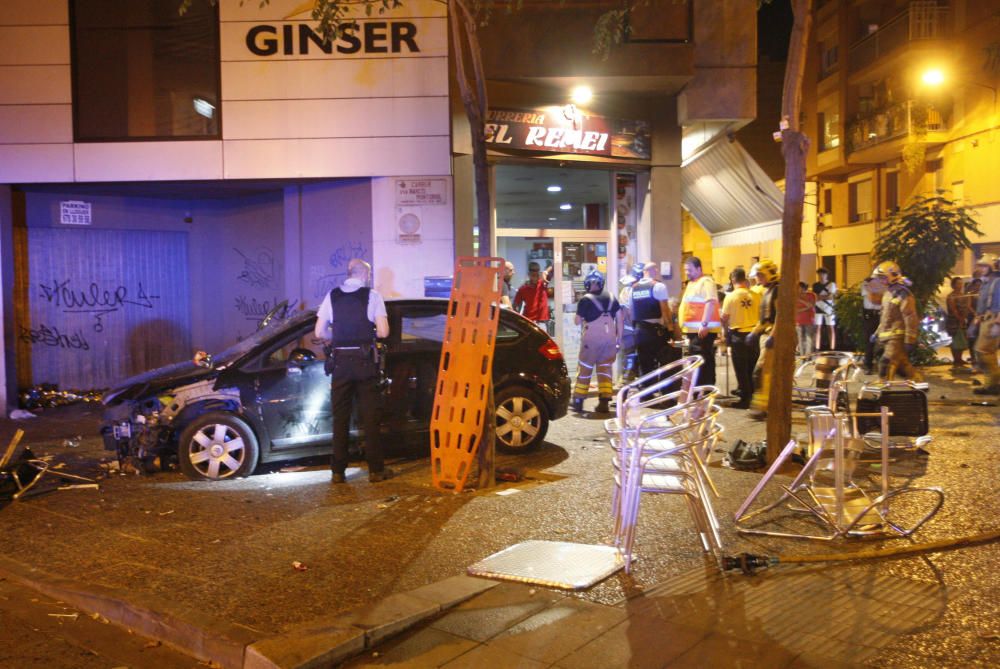 Un cotxe perd el control i atropella nou persones d'una terrassa de Girona