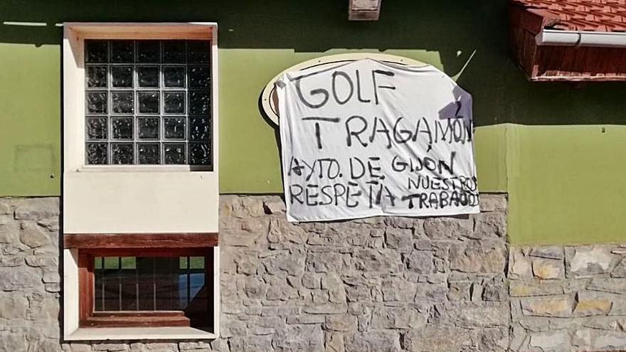 Cartel de protesta en el campo del Tragamón contra el cambio de gestión.