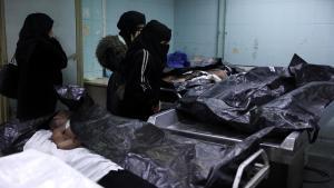 Tres mujeres observan cadáveres de presuntos prisioneros en la cárcel de Sednaya, según el forense del hospital Al Mojtahed, este martes en Damasco.