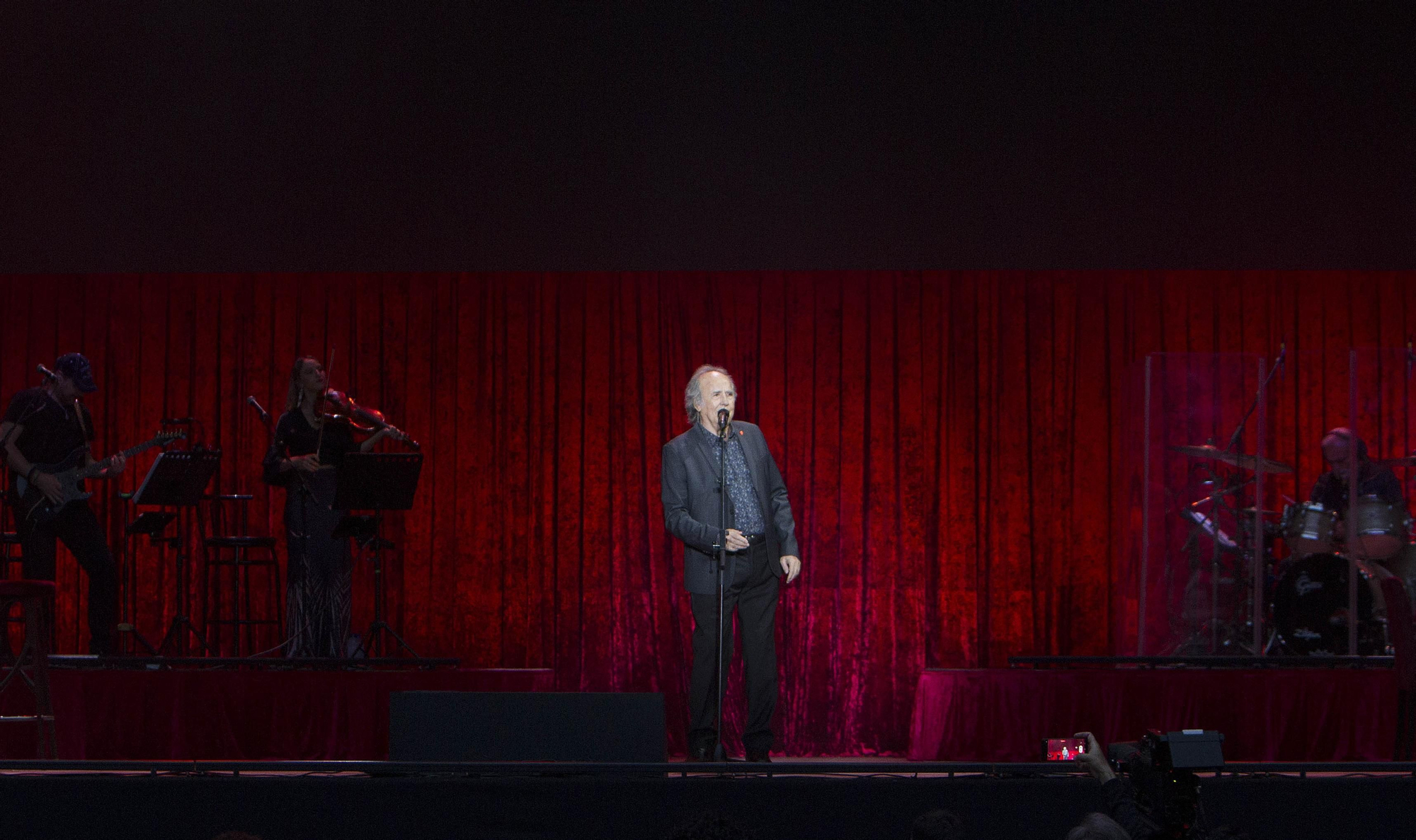 Así ha sido el primer concierto de la temporada en Castrelos: Serrat hace vibrar a Vigo