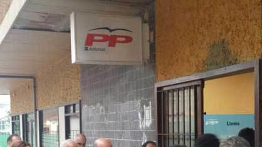 Militantes y simpatizantes del PP acuden a la asamblea, el lunes.