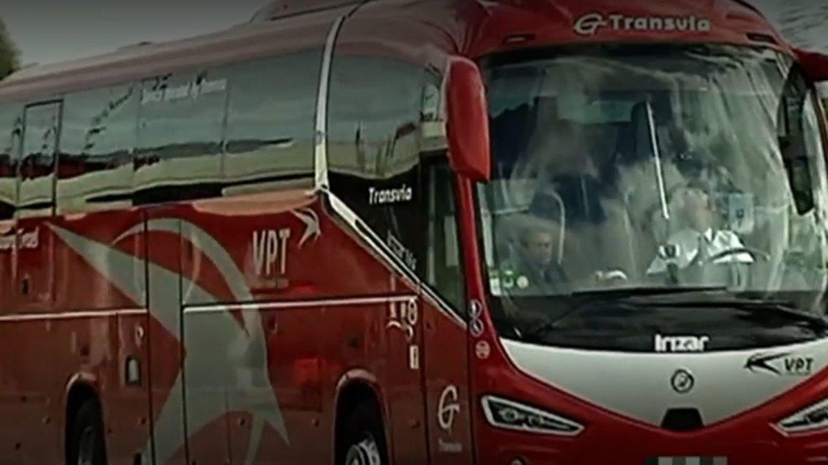 El autocar del Villarreal, a su llegada a Cornellá El Prat