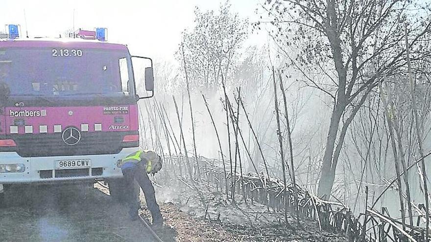 Cremen tres hectàrees de bosc de ribera i canyissar a Peralada